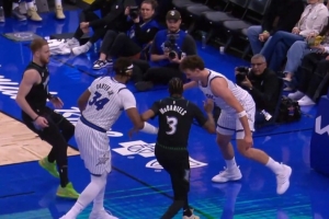 无大碍！小瓦格纳防守时落地撑了下脚踝 返回易服室后返场作战_24直播网