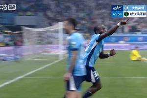 大连英博再下一城！斯坦丘直塞助攻，，，阿奇姆彭冷静推射破门_24直播网