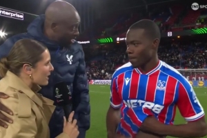 基础不松手！水晶宫先锋马特塔赛后手搂女主持人引热议_24直播网