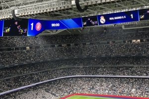 记者：伯纳乌球迷对角逐判罚不满，，，，现场高喊“足协糜烂”_24直播网