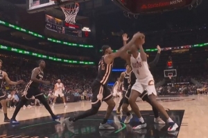 寸土不让！沃克切球被吹犯规 老鹰挑战再乐成作废犯规还拿到球权_24直播网