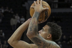 差别悬殊！76人全场仅8次失误 步行者多达21次_24直播网