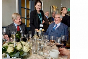 两位传奇！达格利什社媒晒与弗格森合照_24直播网