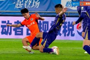 VAR介入！黄嘉辉蹬到金永浩小腿，，主裁判看回放后出第2黄将其罚下_24直播网