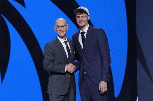 皮尔斯：状元签肯建都是内定的 萧华直接让老板们花几十亿竞拍_24直播网