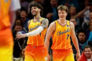 逗逗你！三球近5场狂扔73次三分 最终掷中数惜败康神1球！_24直播网