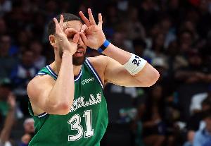 还会继续吗？？？？？？克莱还剩最后一年1746万 休赛期最高可续4年1.1亿_24直播网