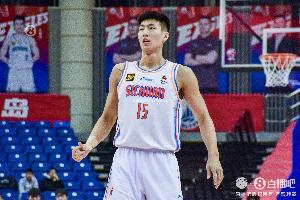 效率很高！李玮颢半场7中6孝顺12分 正负值+8_24直播网