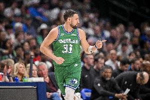 手感来了！克莱外线开炮 独中4记三分资助球队扩大领先_24直播网