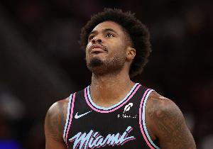 反超比分！维金斯冲抢前场篮板后分球 戴维恩·米切尔三分飚进_24直播网