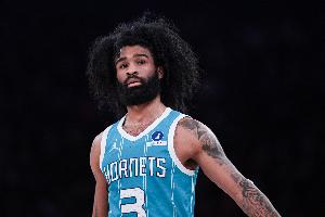 仙人三分拖入加时！科比·怀特15中7孝顺19分 三分8中5_24直播网