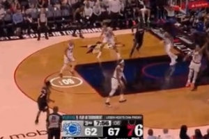 纵享丝滑！保罗·乔治持球单打 背转身漂移后仰中投射停魔术_24直播网