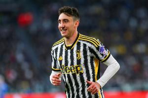 米体：阿森纳有意坎比亚索，，，，，尤文主帅斯帕莱蒂希望留住球员_24直播网