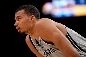 里弗斯：文班是我本赛季见过的最强球员 很浏览他的竞争血性_24直播网