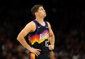 吉莱斯皮：必需起劲将库里限制在三分线内 我们要靠五个人去防他_24直播网