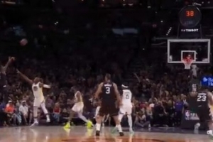 帅炸了！杰伦·格林硬气横撤步漂移三分球 靠近半场压哨_24直播网