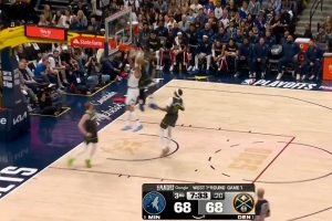 强势反弹！戈登欧洲步双手暴扣&底角三分 个人连拿5分带队46秒7-0_24直播网