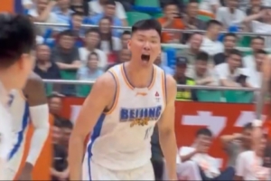 有点喜感！范子铭上一场投进三分后激情庆祝 本场被轮休_24直播网