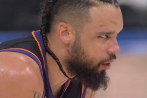 这下有点坏！狄龙抢球顺势扬手打到切特面部 被吹一级恶犯_24直播网