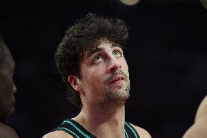 幸无大碍！阿夫迪亚上篮落地时被文班压到 缓了缓接着打_24直播网