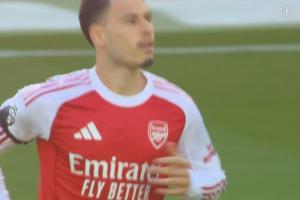 阿森纳半场换人，，，，，，马丁内利登场换下马杜？？？？璤24直播网