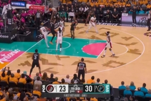 欺压人！文班亚马腾空暴起 力压防守空接砸扣_24直播网