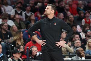 斯普利特：数据来看小阵容不睬想 但小阵容能把文班拉出禁区_24直播网