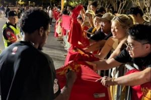 解说：塔克和小巴里·布朗为球迷署名 一百来件签着 澡白洗了_24直播网