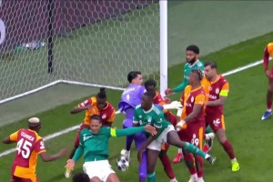 扳平无效！利物浦角球开出门前混战破门！科纳特手球进球作废！_24直播网