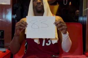 真青史留名了！阿德巴约赛后在易服室举着83分纪录纸照相！_24直播网