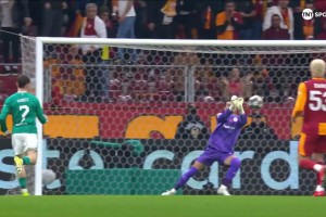 再失良机！麦卡利斯特送妙传！维尔茨无人盯防射门太正！_24直播网