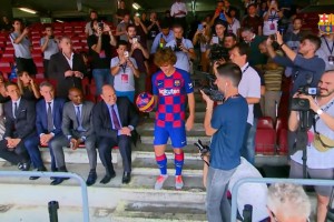 ?也算是第一场球了！名时势：格里兹曼在巴萨的亮相仪式！_24直播网