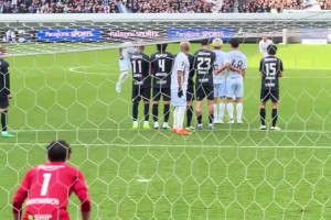 这恣意球弧线太离谱了！从人墙误差中穿过?_24直播网