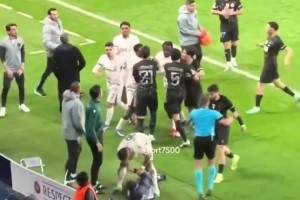 其他人都在打斗，，，，只有恩佐却牵起球童审查他是否宁静?_24直播网