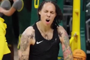 比男子还猛！美国女篮“女魔兽”布兰妮格里纳依然能单臂扣篮_24直播网