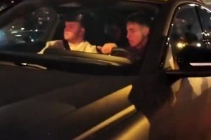 一位巴塞罗那球迷请求与费尔明合影，，，，但他完全无视了他_24直播网