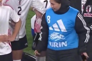 日本女足国脚长野风花场边搞怪~披着卫衣帽跳起神秘舞蹈逗乐队友_24直播网