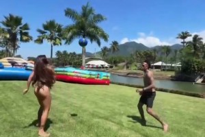 米利唐妻子比基尼颠球，，，球技惊人！这岂非就是皇马隐藏后卫？？？_24直播网