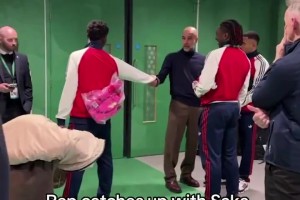 聊啥呢？？？？？瓜迪奥拉与萨卡、埃泽和加布里埃尔攀谈_24直播网