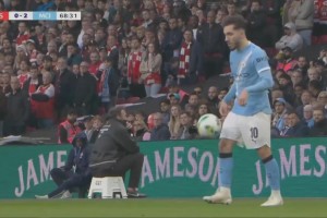 谢尔基角逐中秀颠球！随后本怀特直接放倒染黄！场边瓜帅无奈摇头_24直播网