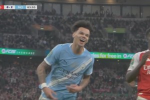 4分钟两连击！奥赖利头球破门梅开二度！曼城2-0领先枪手！_24直播网