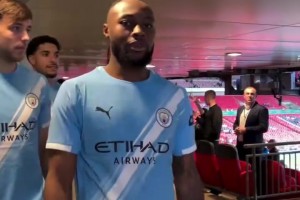 萨维尼奥：26，，，，懂？？？曼城球员夺冠颁奖小花絮！_24直播网