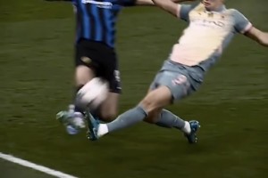 网友提醒：不要遗忘巴斯托尼是盖住哈兰德的天下级中卫之一_24直播网