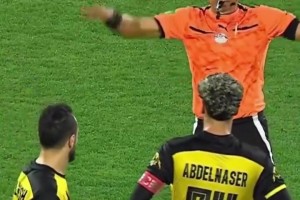 性情了？？？进球被判有用后球员激动强吻裁判头！_24直播网