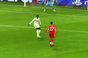 这球真的无解！球迷现场实拍奥利塞杀死角逐的精彩进球！_24直播网