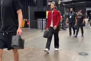 看起来很惬意！库里一身红色外衣抵达训练馆_24直播网