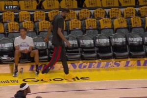 因右膝挫伤缺阵！杜兰特走路姿势看上去是有些一瘸一拐_24直播网